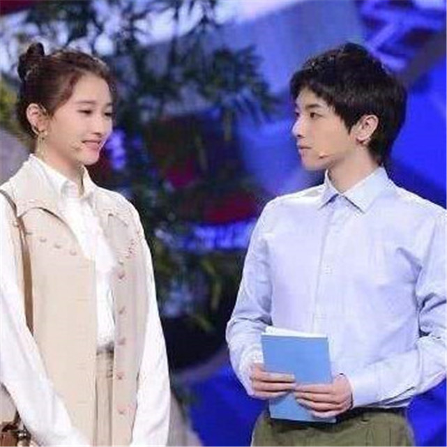关晓彤跟男星合影总是"严肃脸",唯独遇到鹿晗不一样,怎么开心怎么来!