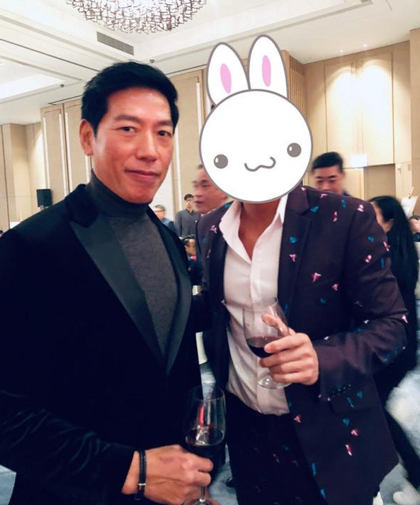 "乌鸦哥"张耀扬近照头发胡子全白了 一下老了十岁?