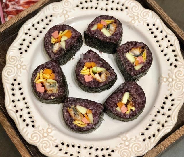 紫米鳗鱼寿司卷:做法简单,味道让人耳目一新!
