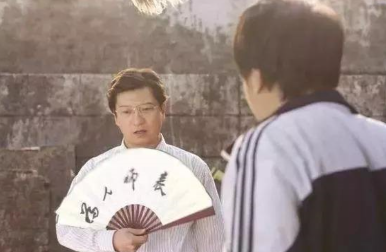 夏洛特烦恼:王老师批评夏洛时,有谁注意到后面黑板的字,太伤他心
