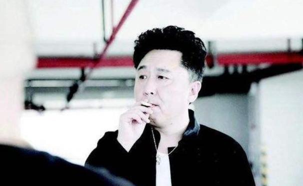 放浪不羁笑闹人生,"抽烟越狠,人设越稳",于谦才是真