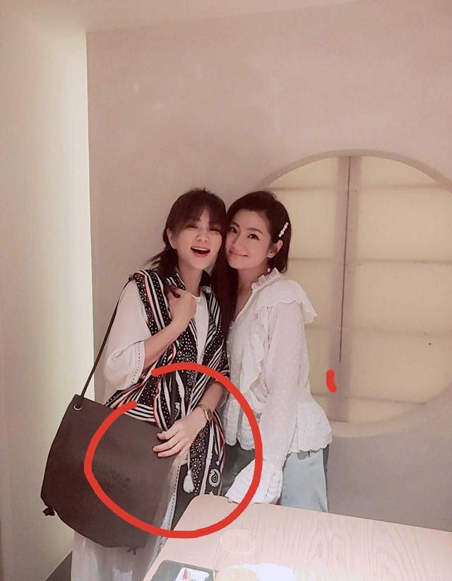 确定二胎?she一起庆生,ella穿连衣裙女人味十足,全身照显孕相