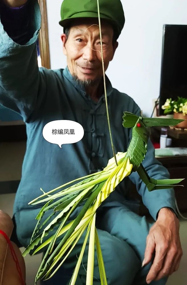 厉害石柱这个71岁爷爷用一片棕叶就能编出动物世界