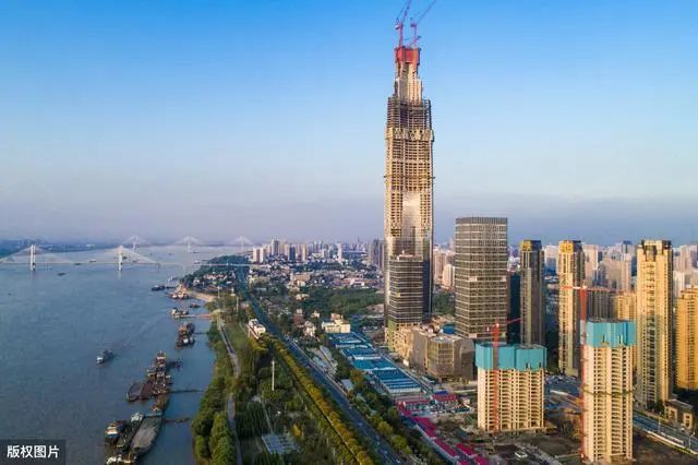 武汉城市中的群山,湖泊,与建筑群相交辉映