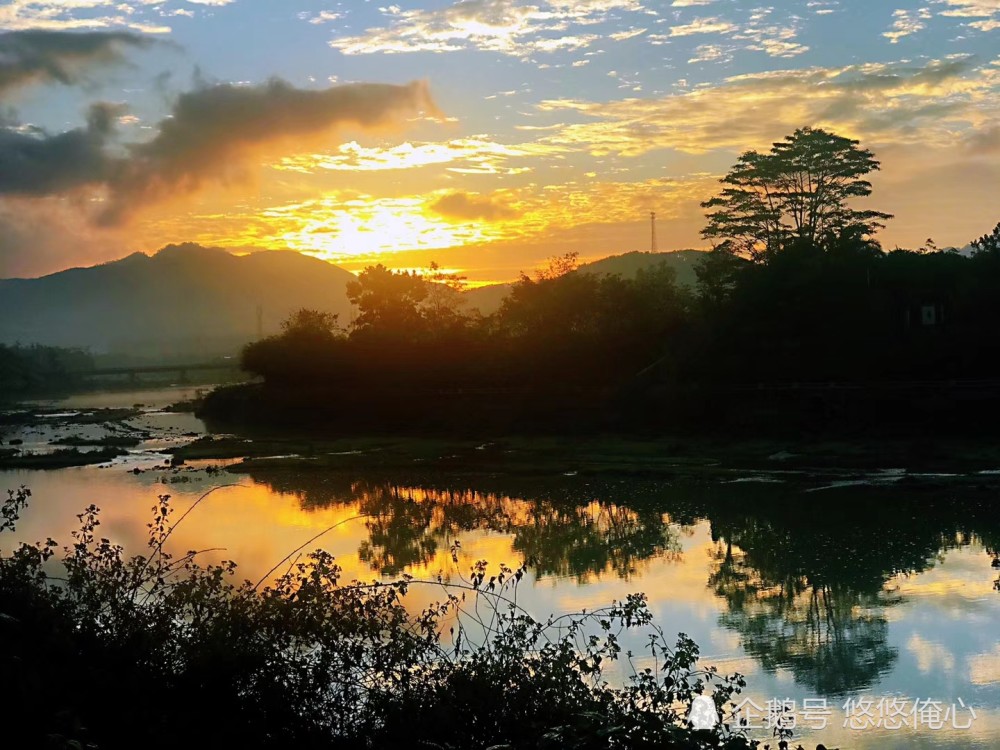 夕阳西下,水面上绚丽的画面