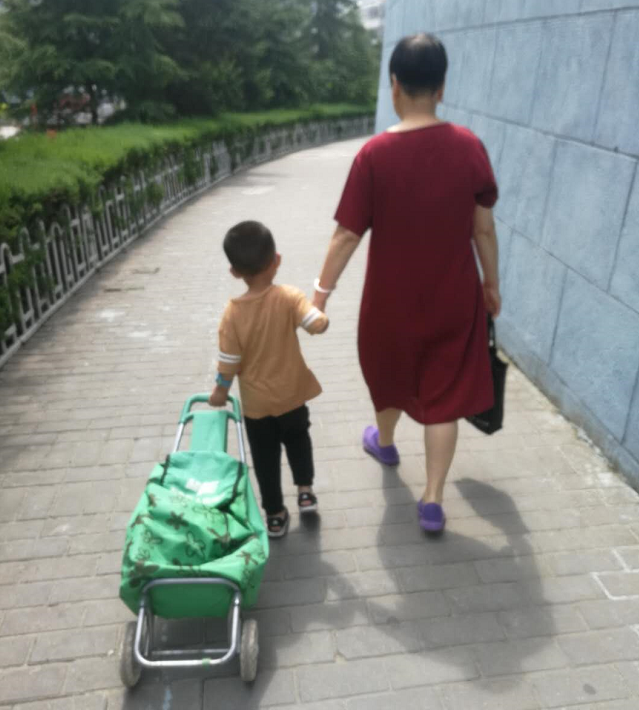奶奶牵着孙儿的手