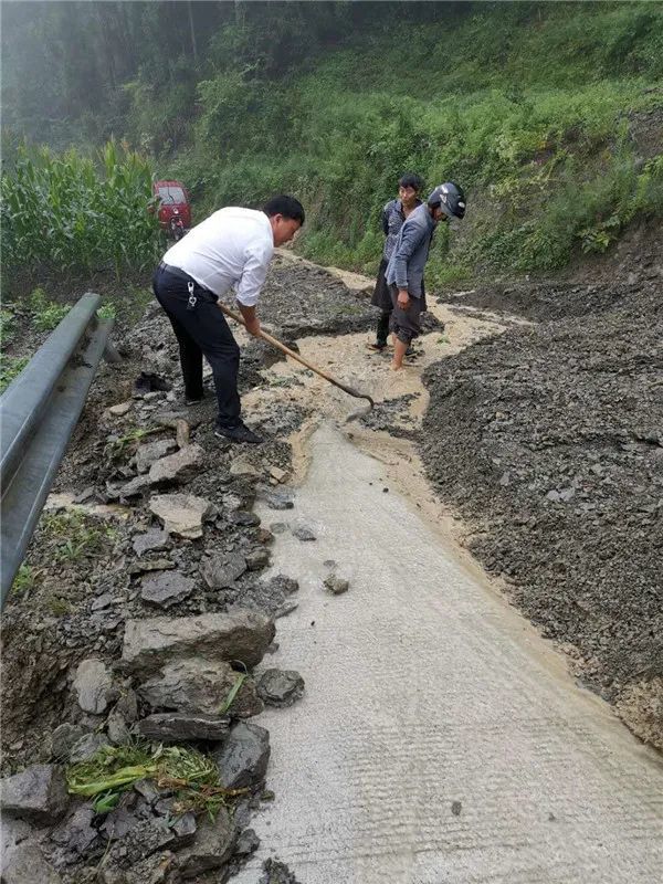 利川暴雨持续中,部分乡镇积水成涝,道路阻断和农作物受损