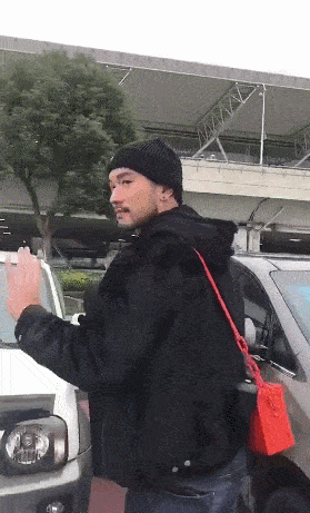 北大医生跪地急救膝盖渗血,感动之余,我又想起了高以翔