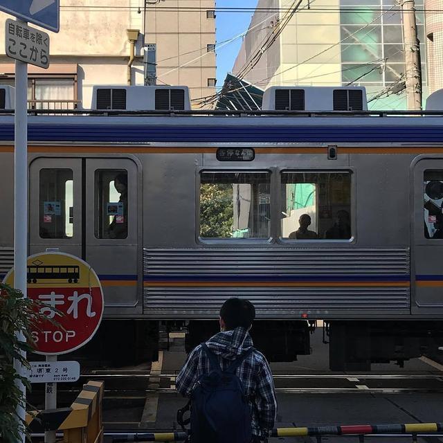 背景图:这世界终究人来人往!