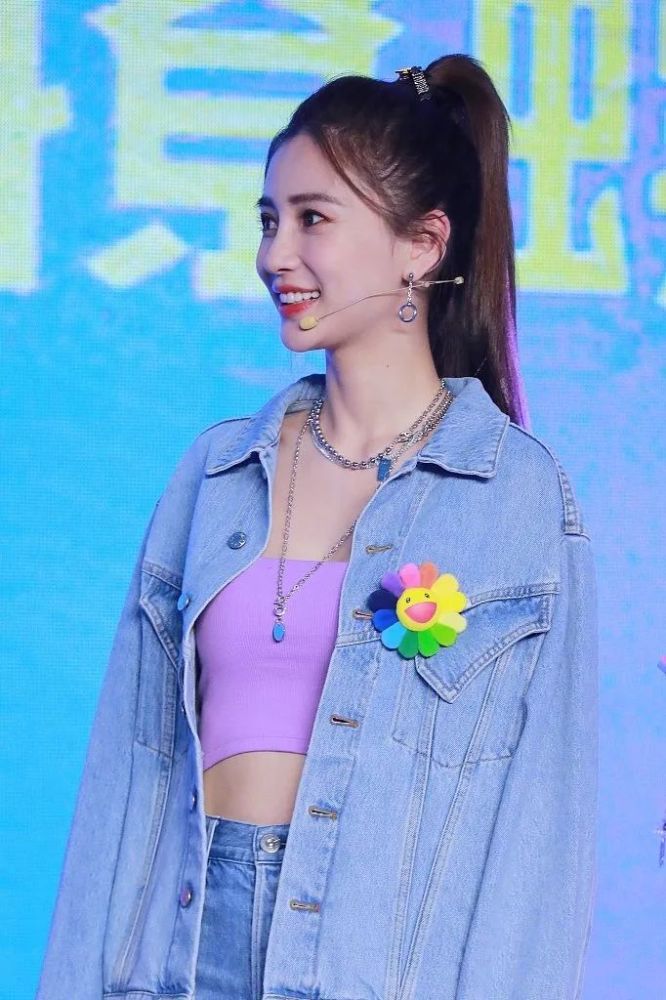 女明星的套装穿搭秘诀来了!只需配上这一件衣服,时髦感翻倍