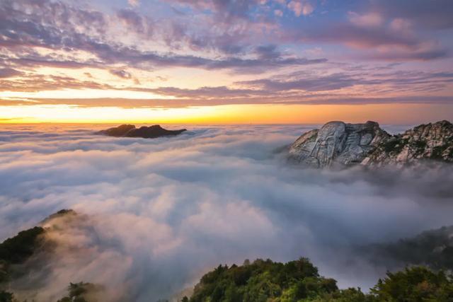 蒙山的绝美景观除"鹰峰夕照"外,便是云海奇观了.