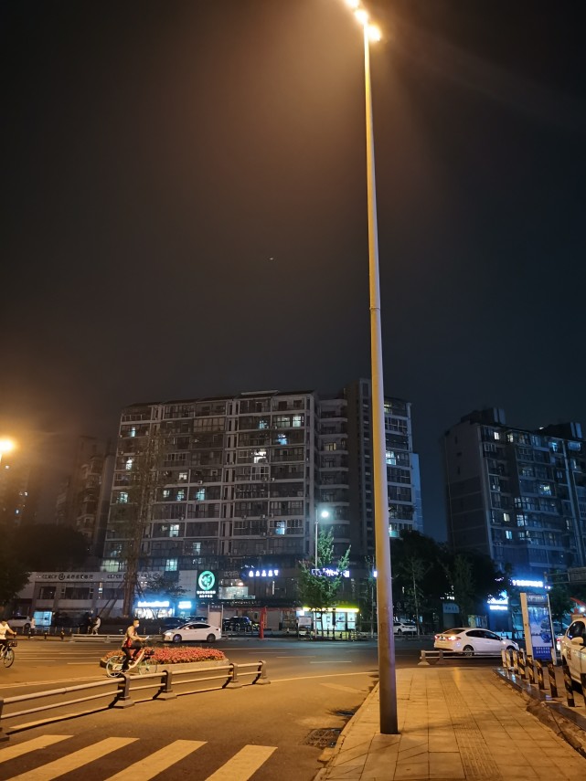 犀浦地铁夜景组图,散步的时候,拍的一组图片,你在附近