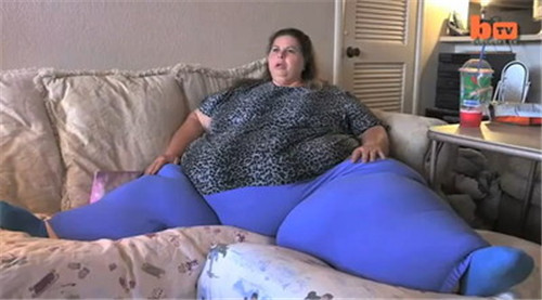 世界最胖女人,重1450斤,被小18岁的富豪娶回家后,活成