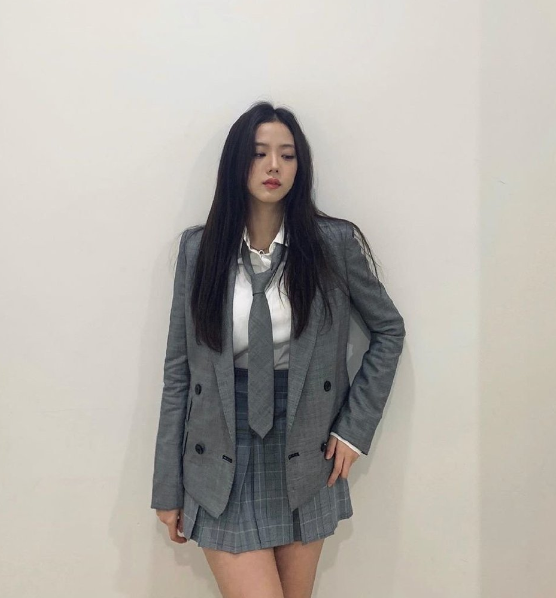jisoo金智秀身穿灰色西装外套,搭配同色系百褶裙,青春学院风的智秀