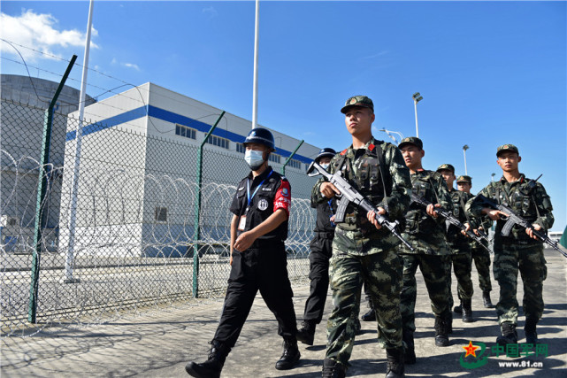 武警官兵与目标单位警卫人员联合巡逻.刘欢 摄