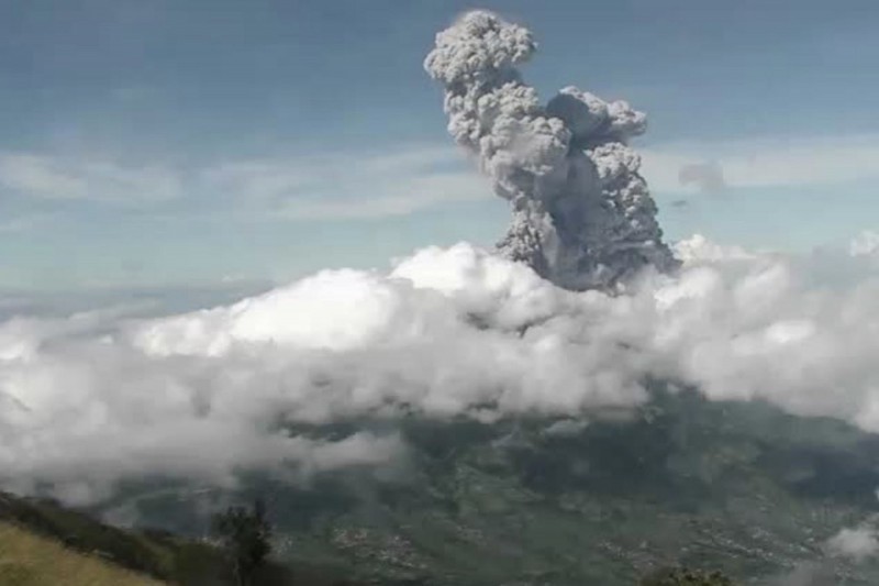 印尼爪哇岛火山爆发!火山灰直冲6千米高空,震撼画面曝光!