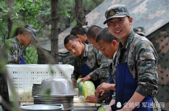 谁说部队炊事兵只擅长做饭?看看他们的训练项目,这才是真正的高手!