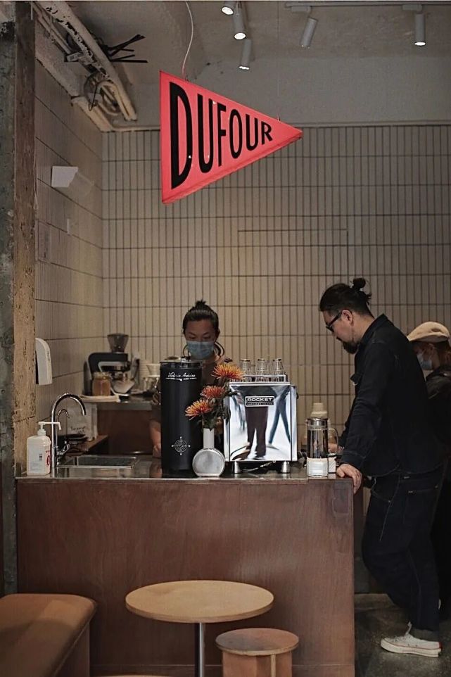 地址:永嘉路502号 营业时间:9:00-18:30 dufour 一层是咖啡店,二层