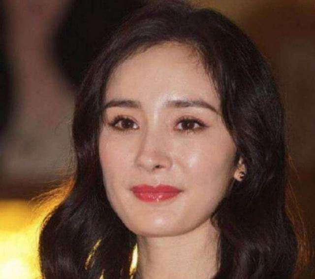 明星高清无修图:关晓彤少女感十足,杨幂和热巴的脸却绷不住了!