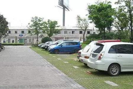 车辆并排停放的时候,横向距离尽量保持远一点,避免开车门时会碰到