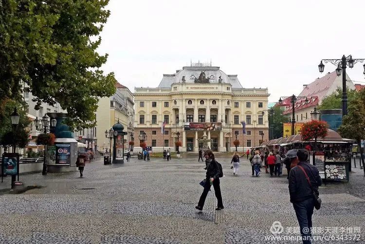 的新古典主义建筑风格,现在是斯洛伐克歌剧院和国家芭蕾舞团的演出地