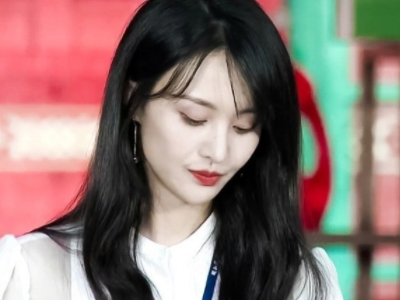郑爽笑起来为何少女感满满?看清她侧脸处的牙缝,好像