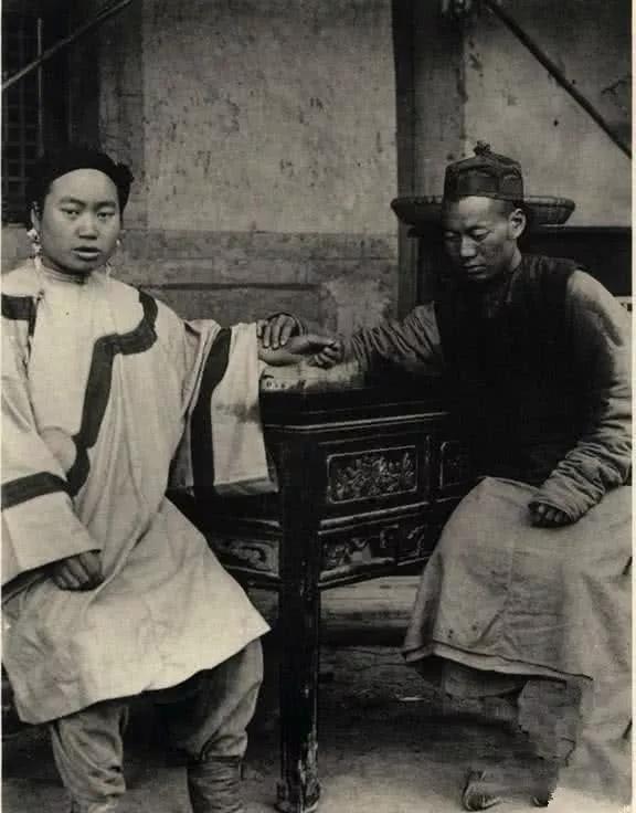 晚清老照片:这些女性是穷人家的媳妇,已经到了衣不遮体的程度