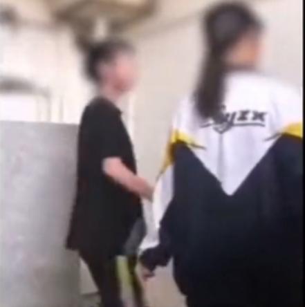 辽宁2女学生卫生间殴打同学,抽着烟边打边笑,警方已受理