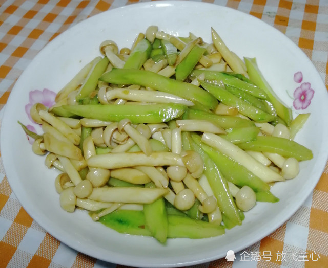 掌握这三个窍门,做出的家常黄瓜炒白玉菇,嫩滑脆爽,好吃又下饭