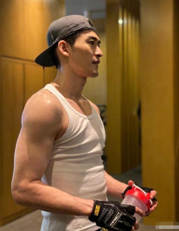 张翰想成为肌肉男有多难?晒出健身房拍摄的肌肉照,网友:算了吧