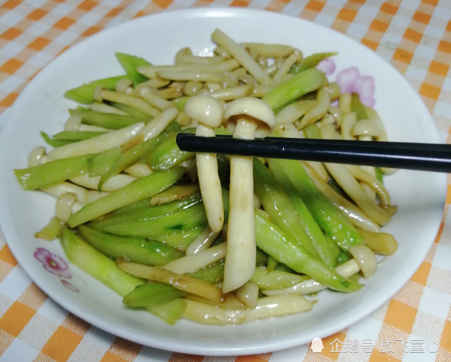 掌握这三个窍门,做出的家常黄瓜炒白玉菇,嫩滑脆爽,好吃又下饭