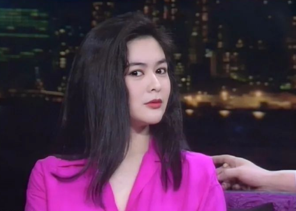 关之琳真的是刷新了我对"美女"的认知,怎么可以这么好看啊,怪不得总被