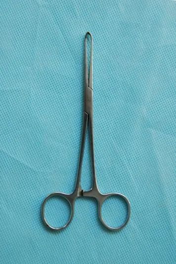苛克钳:又称有齿直钳,用于夹持较厚组织及易滑脱组织,也可用于切除