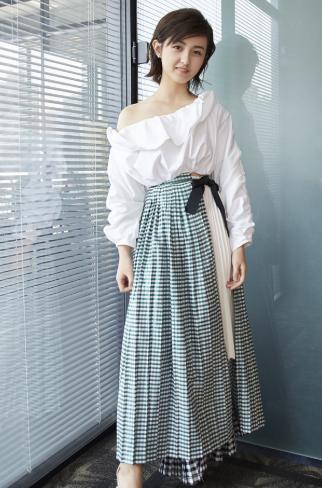 张子枫穿衣成反差萌,碎花灰黑色连衣裙配绑带凉鞋,穿出大妈感觉