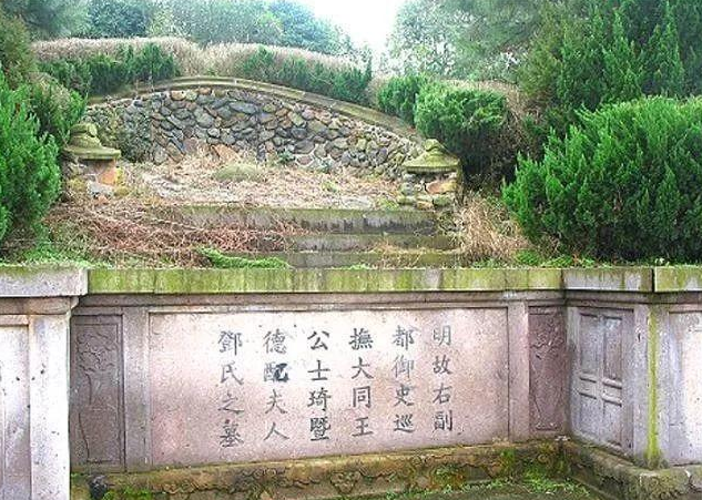 清官死后裹草席下葬,300年后其墓地被发掘,挖出10亿
