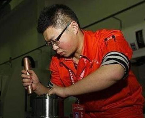 9年前那个不顾家人反对,放弃北大该读技校的周浩,现状如何?