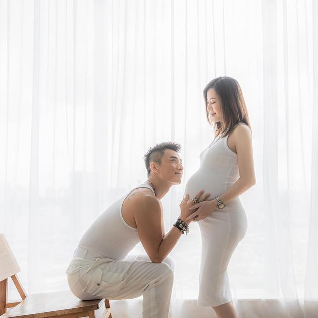 陈山聪老婆晒怀孕8月大肚写真,老公全程陪伴笑得合不