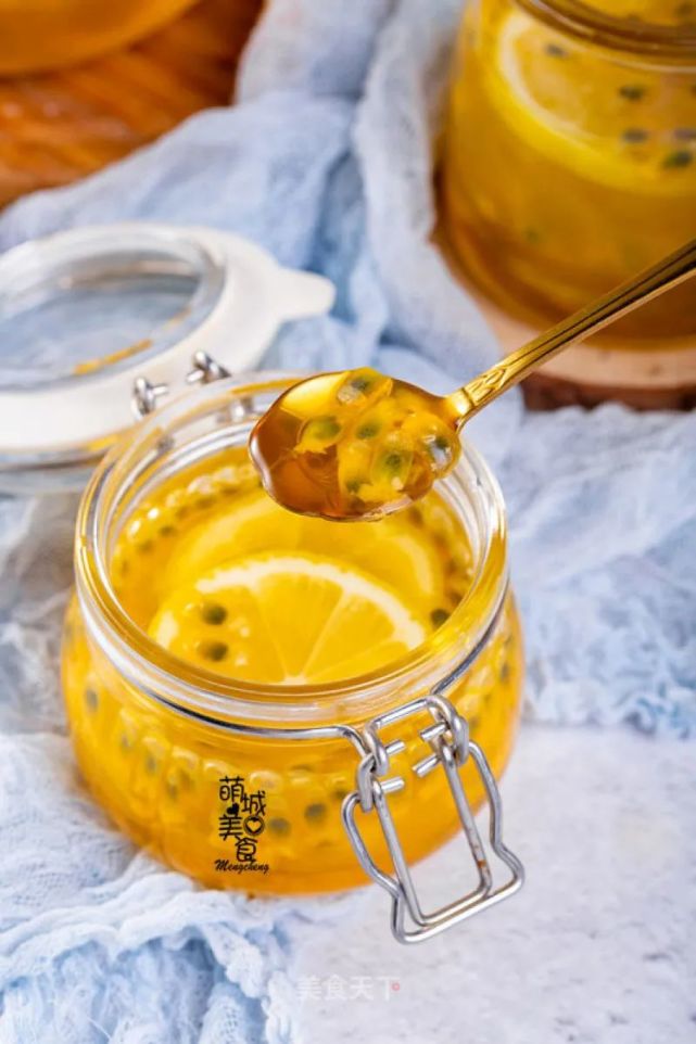 6. 食用时勺出适量的百香果柠檬蜂蜜和温水兑开即可.