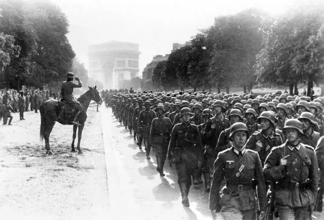 德军开进巴黎香榭丽舍大街,远处是凯旋门