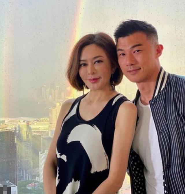嫁豪门一年闪离!58岁关之琳晒亲密照曝新恋情,半月私会男模3次