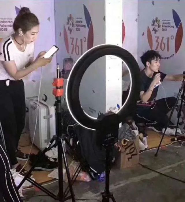 李佳琦亏损百万,从直播间消失:拜托,别再跟我说加油了