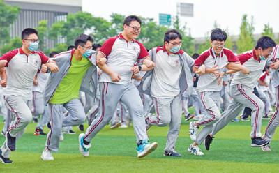 6月19日,在湖北省荆州中学,高三学生在趣味运动会上参加集体跑步项目"