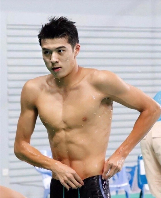 中国游泳运动员张翼祥 大长腿 腹肌撩人 颜值高 简直