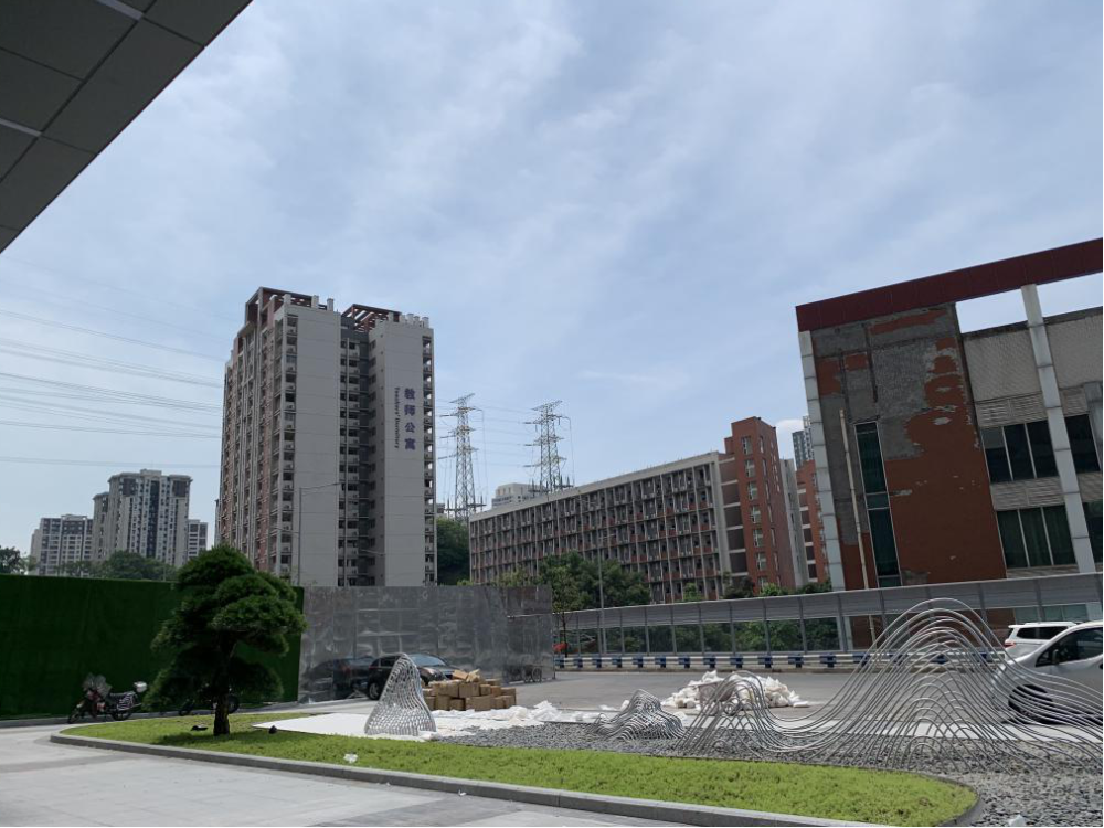 楼盘与鲁能巴蜀中学只隔着一条断头路