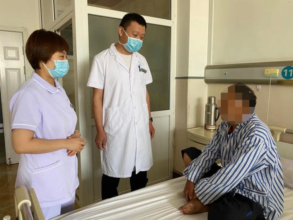 感动!大连30岁医生徒手为83岁老人排便