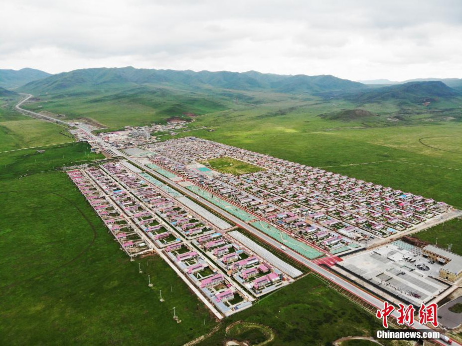 6月20日,航拍甘肃省甘南藏族自治州碌曲县尕海镇尕秀村村貌.