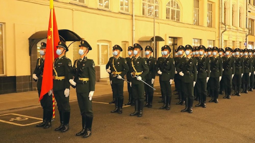 红场阅兵中国三军仪仗队"抢镜",外国人:中国阅兵是世界最棒的