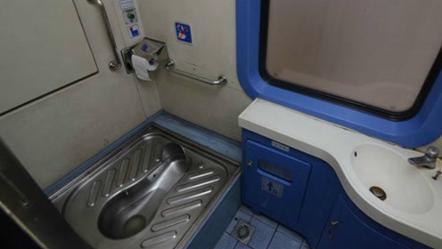 在火车上厕所,粪便到底是不是直接排到轨道上?这么多年都搞错了