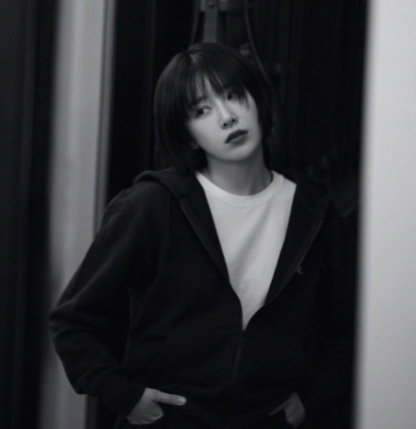 美女影视明星阚清子时尚黑白写真美图