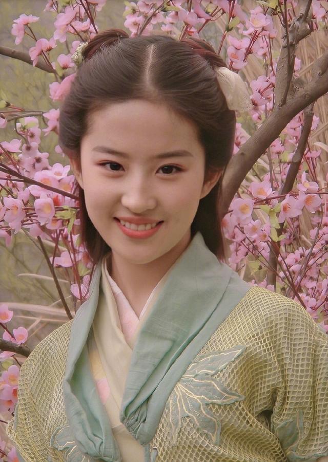 不愧是天仙!刘亦菲2004年高清古装照曝光,莞尔一笑十分动人